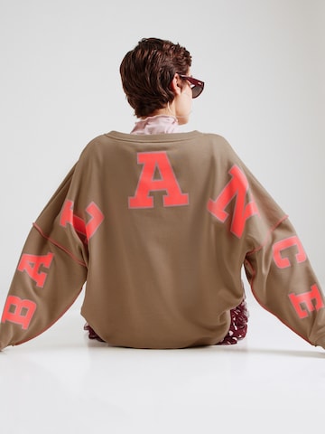 Sweat-shirt 'Yoga' miss goodlife en beige