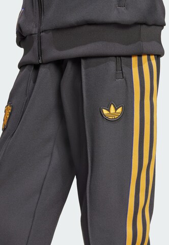 ADIDAS ORIGINALS Tapered Broek 'Manchester United Terrace Icons' in Zwart