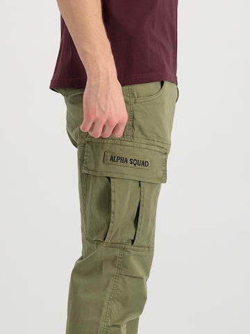 ALPHA INDUSTRIES - Regular Calças cargo em verde