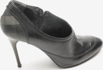 BURBERRY Pumps 39 in Grau: predná strana