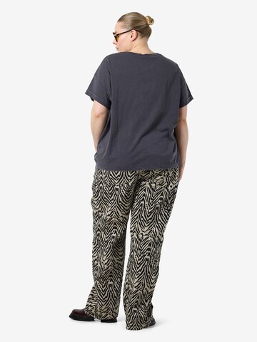 Noisy May Curve - Camiseta 'NMBOHDI GABY' en gris