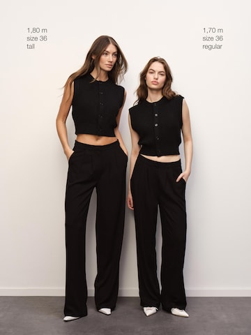 RÆRE by Lorena Rae Regularen Hlače z naborki 'Brenda' | črna barva