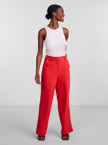 Loosefit Pantalon à plis 'TUCKA' Y.A.S en rouge