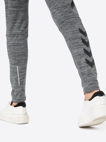 Slimfit Pantaloni sportivi 'Selby' di Hummel in grigio