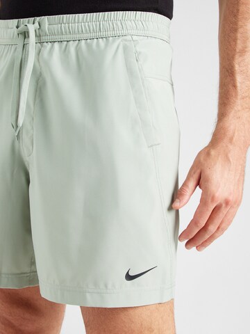 NIKE regular Παντελόνι φόρμας 'FORM' σε πράσινο