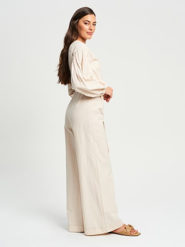 St MRLO Jumpsuit 'Tyra' in Beige: voorkant
