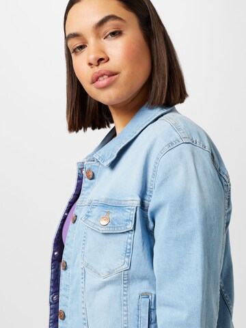Veste mi-saison 'TIA' ONLY Curve en bleu