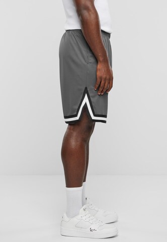 Karl Kani - Loosefit Pantalón 'Essential' en gris