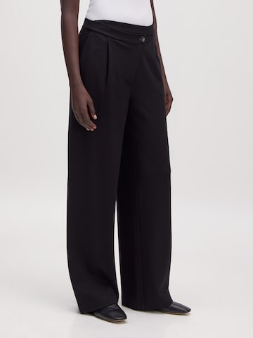 EDITED Обычный Брюки со складками 'Callista Trousers' в Черный: спереди