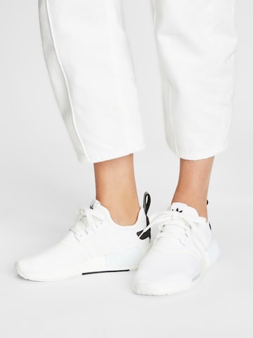 ADIDAS ORIGINALS Sneaker 'NMD R1' in Weiß: predná strana