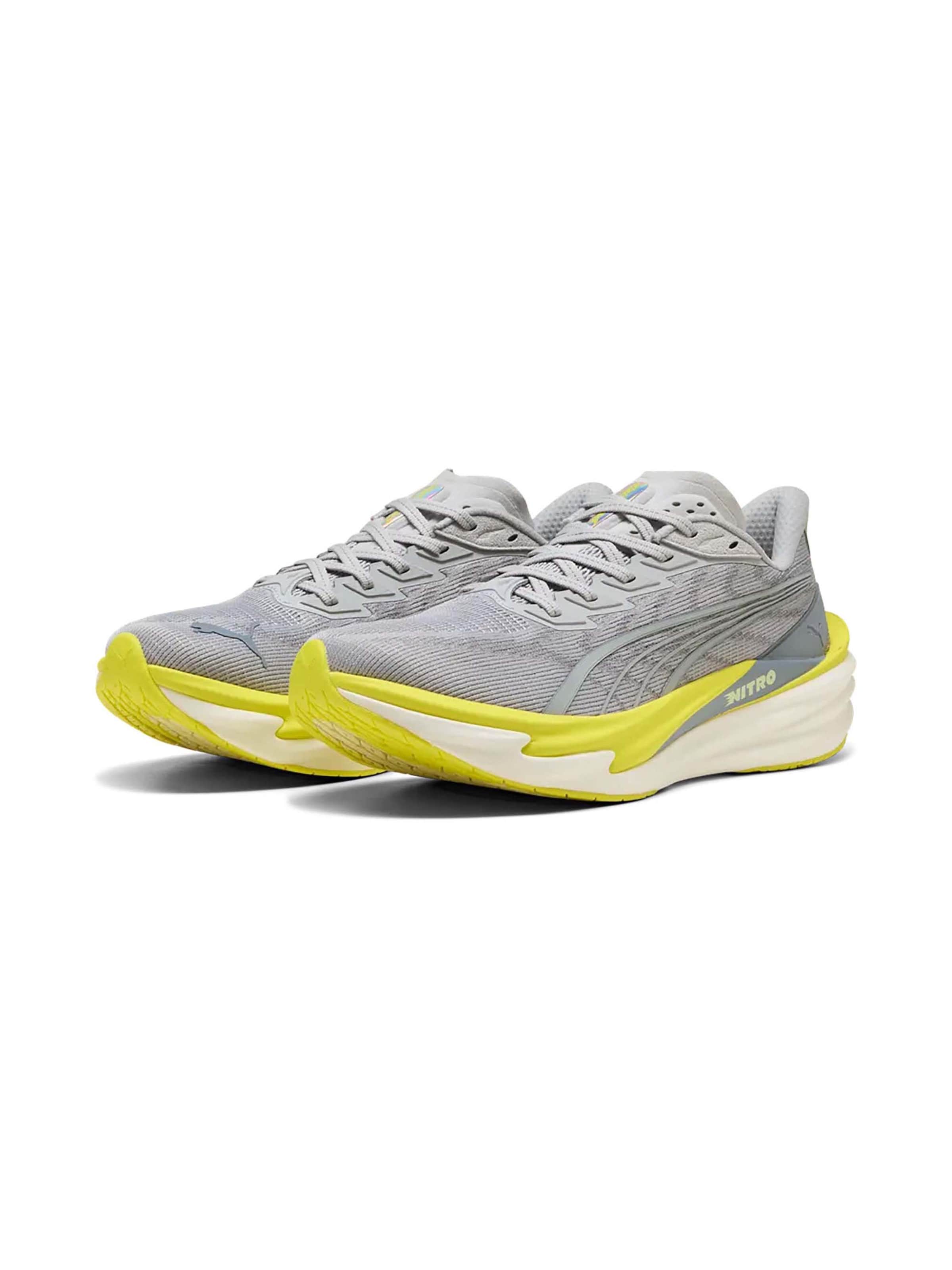 Chaussure de course PUMA en argent