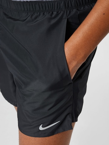 NIKEregular Sportske hlače 'Challenger' - crna boja