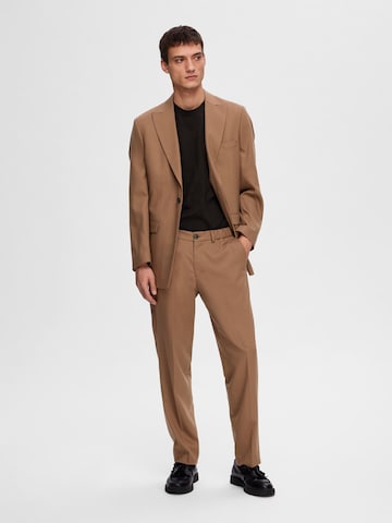 SELECTED HOMME Regular Pleated Pants in Brown: front