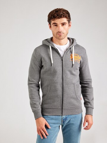 Veste de survêtement Superdry en gris : devant