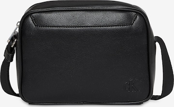 juoda Calvin Klein Rankinė su ilgu dirželiu: priekis