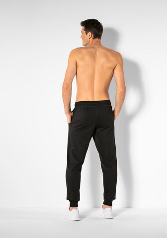 Tapered Pantaloni di s.Oliver in nero
