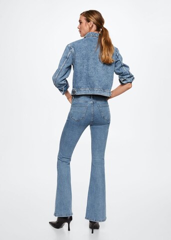 MANGO Flared Jeans i blå