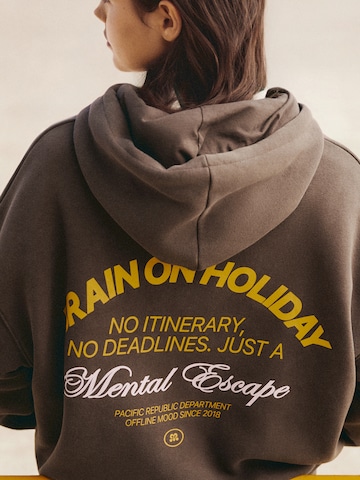 Pull&Bear Majica 'PACIFIC HOLIDAYS' | rjava barva