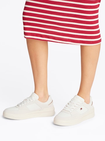 TOMMY HILFIGER Nízke tenisky 'ESSENTIAL BASKET' - Béžová