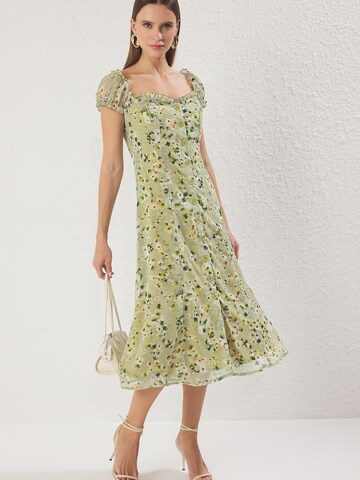 Trendyol Рокля в зелено: отпред