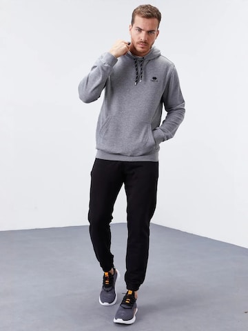 Felpa di Tommy Life in grigio