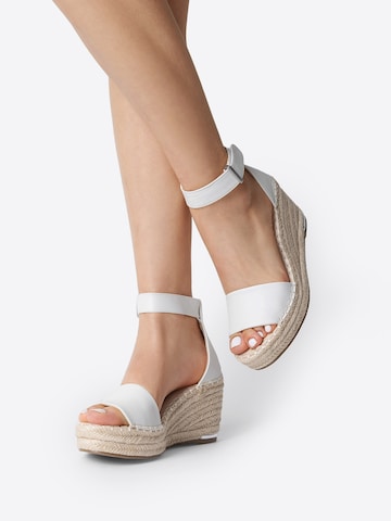 Dream Pairs Sandals in White