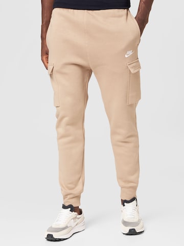 Effilé Pantalon cargo Nike Sportswear en beige : devant