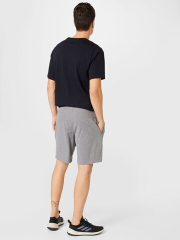 Superdry Regular Shorts in Grau