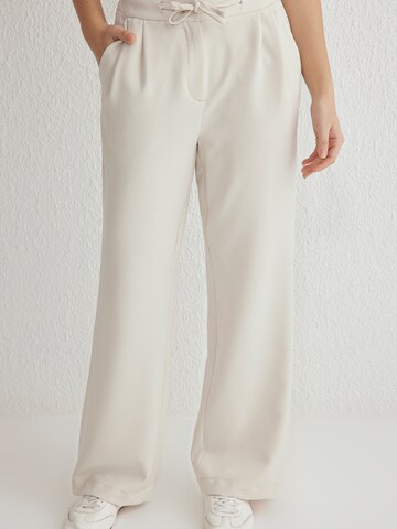 Trendyol Loosefit Kalhoty se sklady v pase – bílá: přední strana