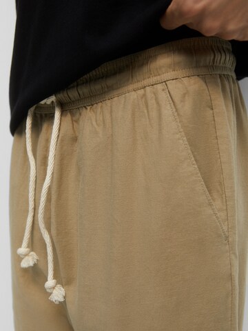 Pull&Bear Tapered Broek in Beige