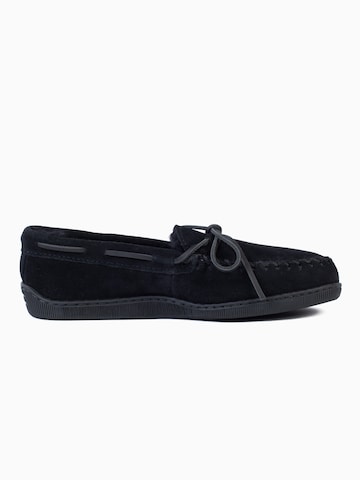 Minnetonka Moccasin 'Pileline' in Black