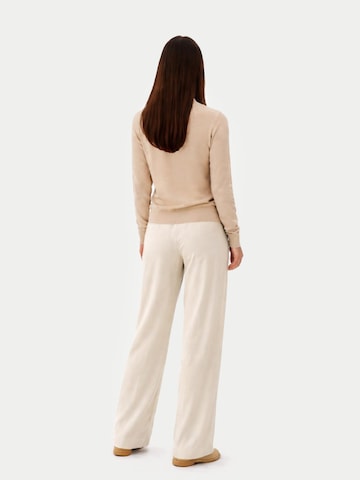 GOBI Cashmere Tröja 'Women's Essential Cashmere Mock Neck Sweater' i beige