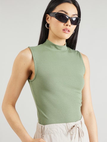 Top de la VERO MODA pe verde