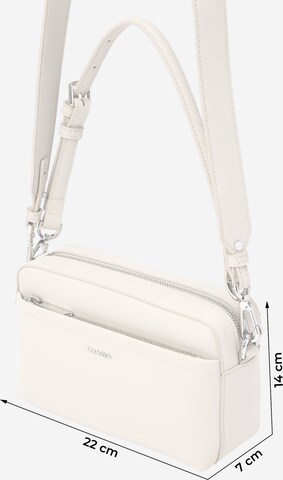 Calvin Klein Наплечная сумка 'Must' в Бежевый