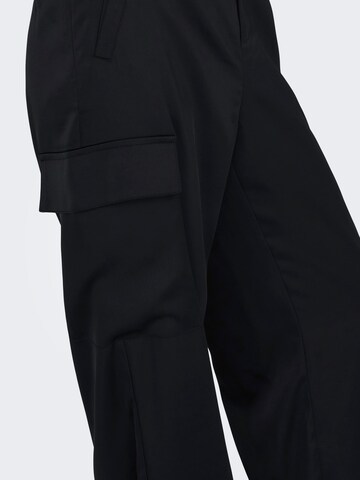 ONLY Ohlapna forma Kargo hlače 'PILAR' | črna barva