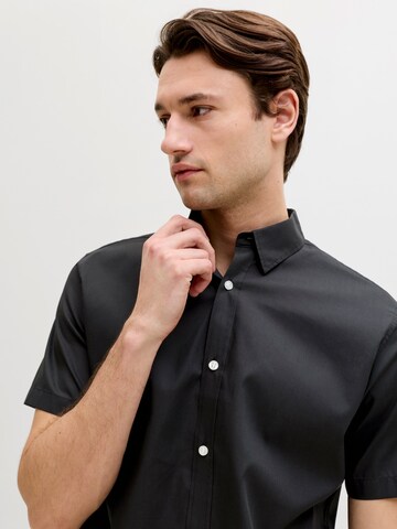 juoda JJ Rebel Patogus modelis Marškiniai 'JREBGAVIN'