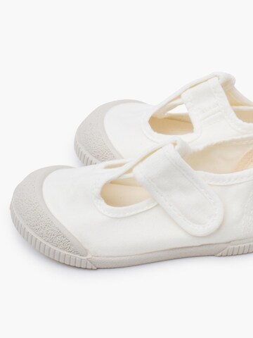 Pisamonas First-Step Shoes in White
