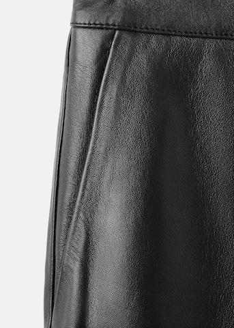 MANGO Flared Hose in Schwarz