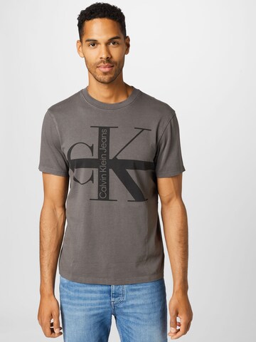 Calvin Klein Jeans T-shirt i grå: framsida