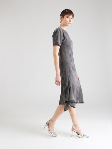 REMAIN - Vestido en gris