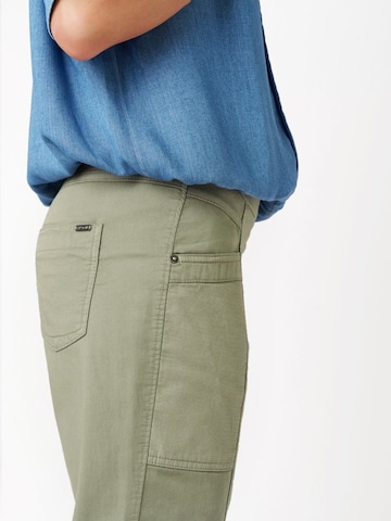 TONI Tapered Pleat-Front Pants 'Sue' in Green