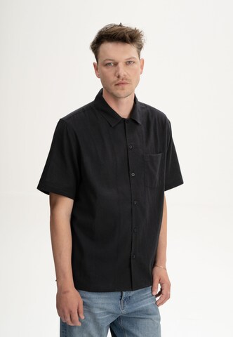 MELA - Ajuste regular Camisa 'Vivek' en negro: frente