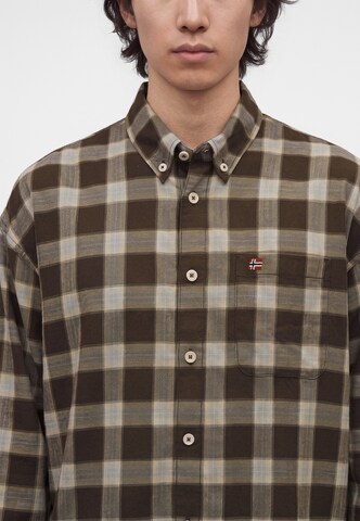 NAPAPIJRI - Ajuste regular Camisa en marrón: frente