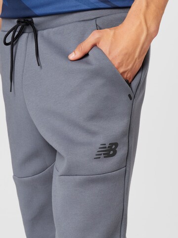 Effilé Pantalon de sport new balance en gris