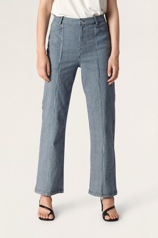 SOAKED IN LUXURY Loose fit Trousers with creases 'Swan' in Blue: front