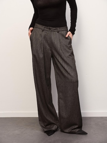 RÆRE by Lorena Rae Loosefit Παντελόνι πλισέ σε καφέ: μπροστά