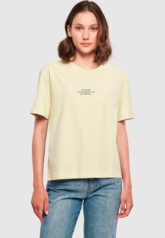 T-shirt 'Too Frozen' Miss Tee en jaune : devant