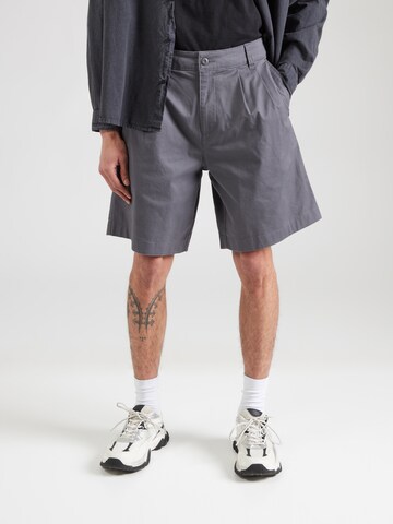 Loosefit Pantaloni con pieghe di HOLLISTER in grigio: frontale