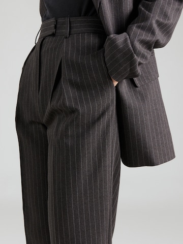 Regular Pantalon à plis TOPSHOP en gris