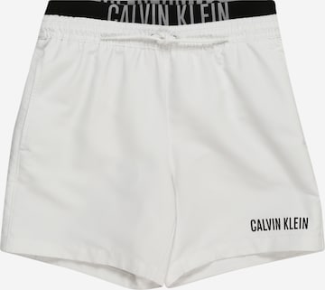 Calvin Klein Swimwear Normalny krój Szorty kąpielowe 'Intense Power ' w kolorze biały: przód